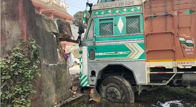 Rampant cement-laden truck broke the wall of railway quarter in NJP
