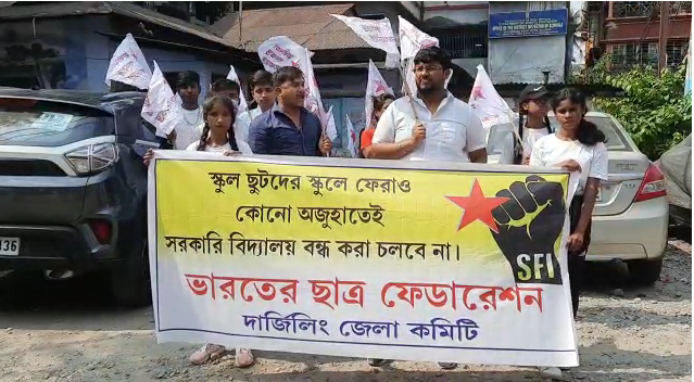 SFI gherao District School Inspector’s office in support of several demands