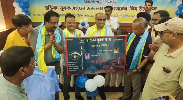 Mayor unveils Durga Puja theme of Swastika Yuvak Sangha in Siliguri