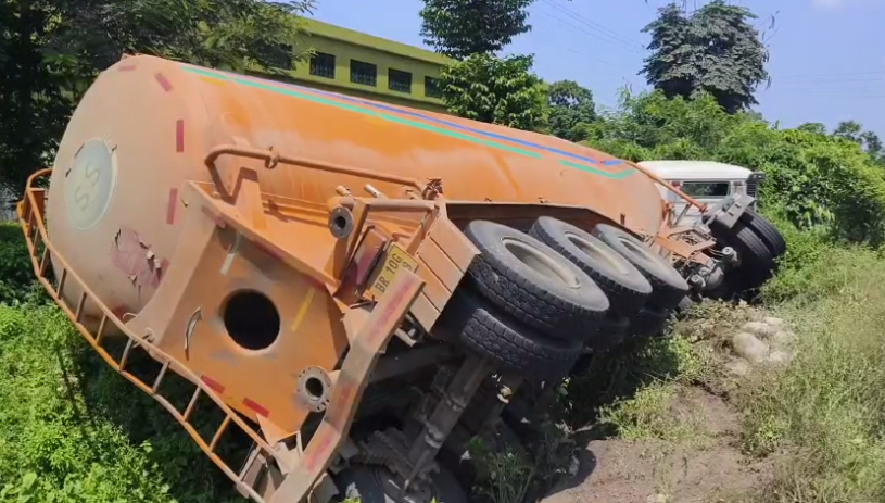 Tanker overturns in Phansidewa, driver injured