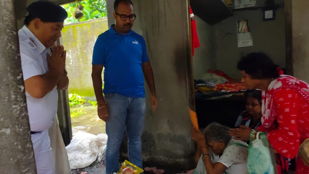 Ambari Outpost police extend assistance to deceased vegetable vendor’s family in Rajganj