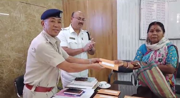 Police recovered 20 stolen mobile phones and handed over to rightful owners in Siliguri