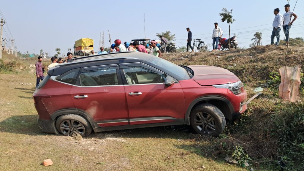 Four-wheeler veers off road and plunges into a roadside reservoir in Rajganj, 2 injured