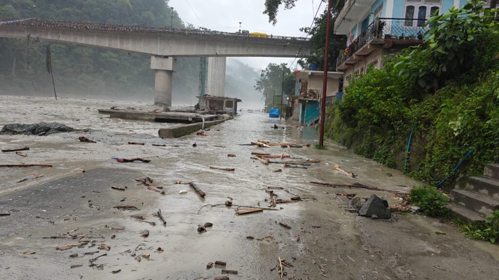 Torrential rain in Sikkim triggers flooding of Teesta River, Kalimpong-Darjeeling route closed