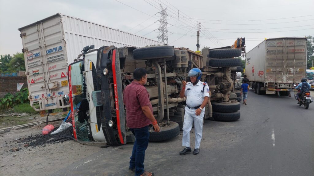 Coal-laden trailer overturns on Fulbari Highway, no casualties reported