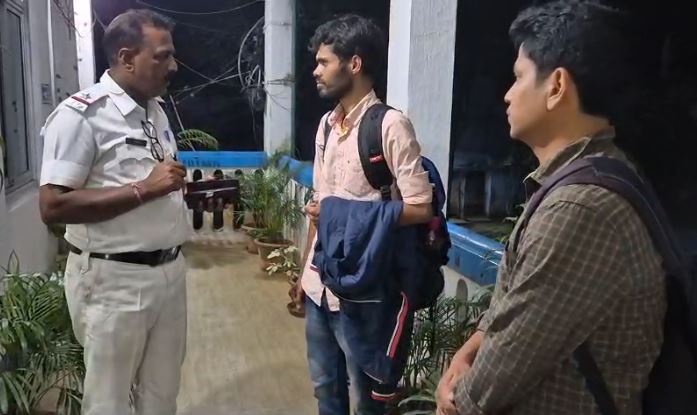 Police recover and return lost mobile to visitor in Siliguri