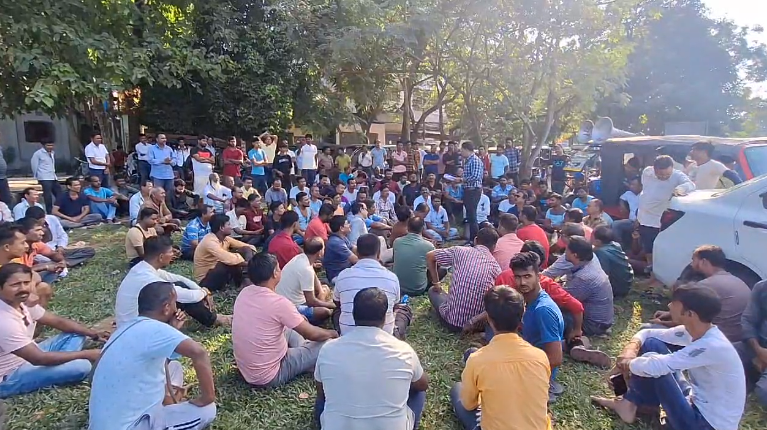 Siliguri e-rickshaw drivers protest route restrictions during meeting