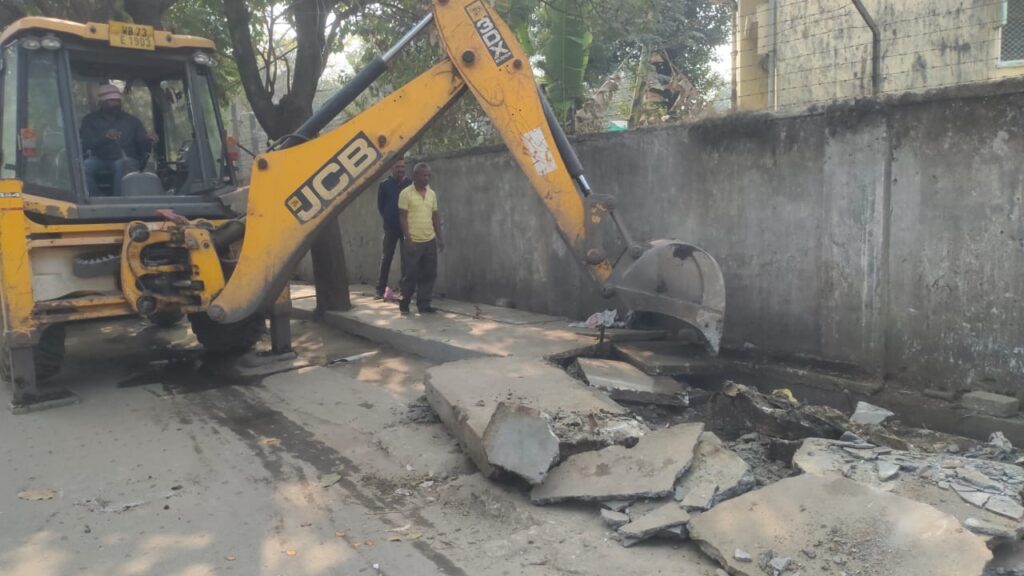 SMC launches campaign against encroachment in Nivedita Market