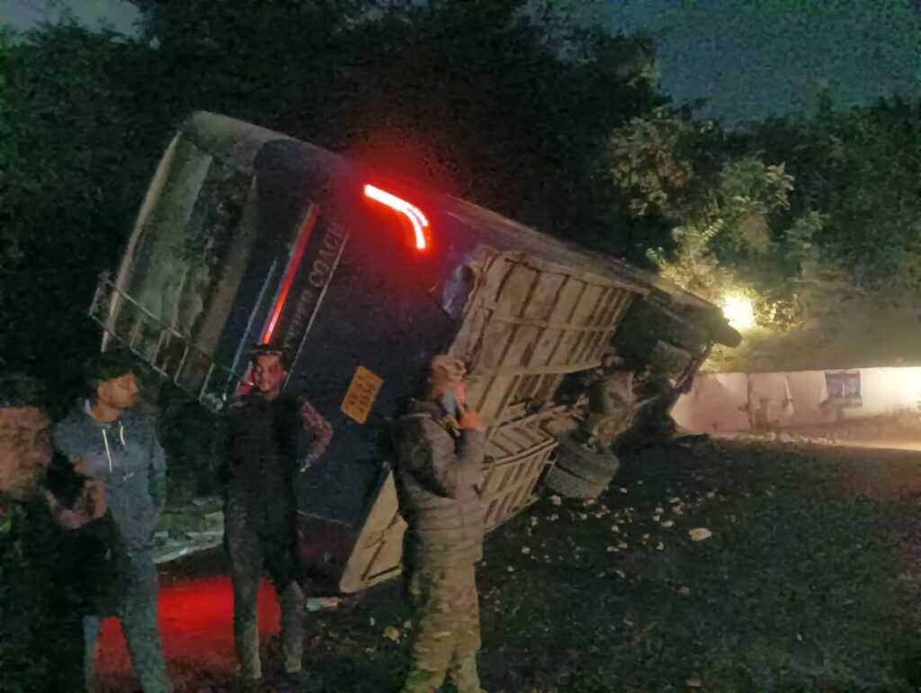Bus Accident on Garidhura Road: Five injured, no fatalities reported