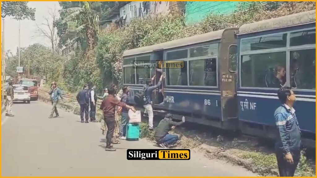 Toy Train halted for 45 minutes near Kurseong due to water supply pipe on track