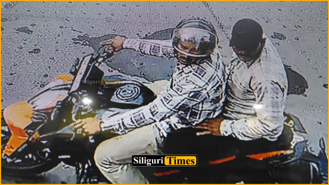 Brazen snatching incident in Siliguri’s Subhash Pally area, two youths flee with woman’s gold chain