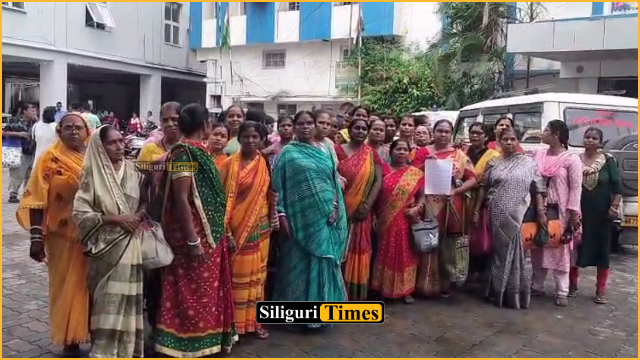 Mid-day meal helpers protest at Siliguri Municipal Corporation over unpaid honorarium