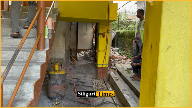 Illegal room construction behind multi-storey building demolished in Siliguri’s Ward No. 10 following High Court order
