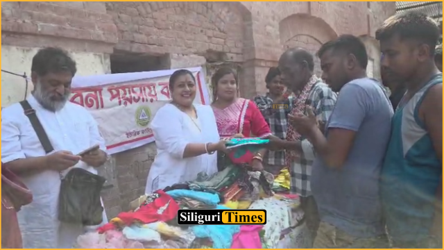 Social workers in Siliguri come forward to help flood-hit dhaki families from Malda; distribute ration and new clothes for children
