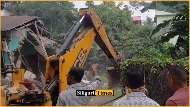 SMC demolishes portion of house in Siliguri’s Ward No. 30 following High Court directive
