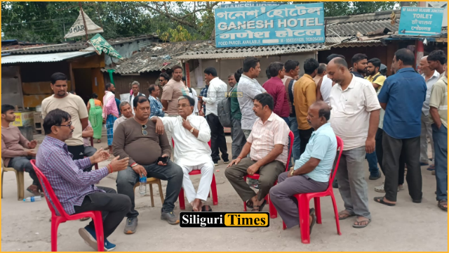 Railways issues 15-day eviction notice to around 200 traders at Siliguri Junction; traders protest
