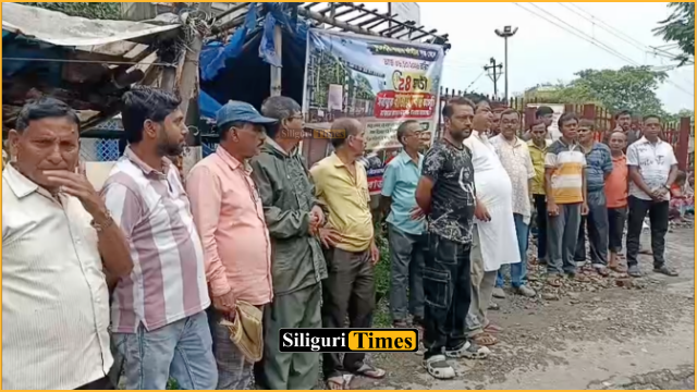 Traders stage symbolic protest, observe one-day strike demanding reopening of Fuleswari railway gate in Siliguri