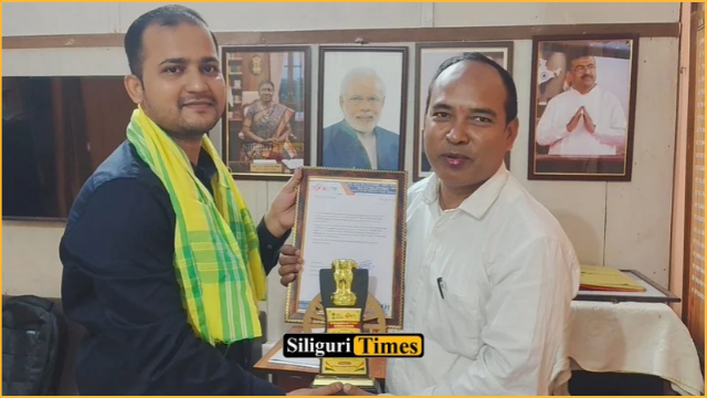 Jalpaiguri: ‘Goriber Doctor’ Swapan Roy honoured for 24 years of free medical service to the underprivileged